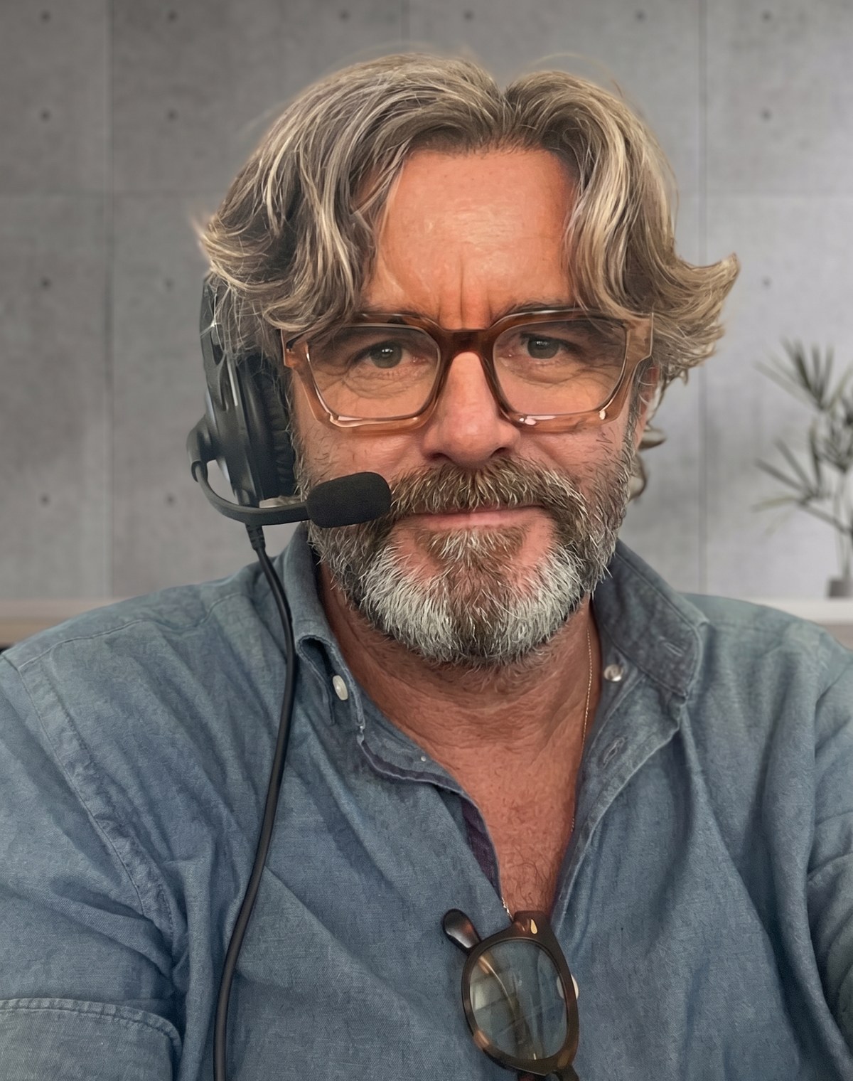 Fulvio Tancredi Rossi in collegamento, con la cuffia da regia